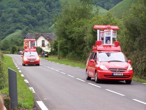 <p><strong>Nous y &eacute;tions... eh oui ! Sur la route du TOUR DE FRANCE 2006, au lieu dit &quot;La Mouline&quot; &agrave; Arette lors de la tr&egrave;s attendue &eacute;tape basque KANBO-PAU du 12 juillet 2006...</strong></p>
<p><strong>Nous &eacute;tions seuls sur ce tron&ccedil;on de ligne droite noy&eacute;s sous un ammoncellement de cadeaux violemment lan&ccedil;&eacute;s depuis les v&eacute;hicules bien color&eacute;s de la d&eacute;bauche publicitaire...</strong></p>
<p><strong>Des bo