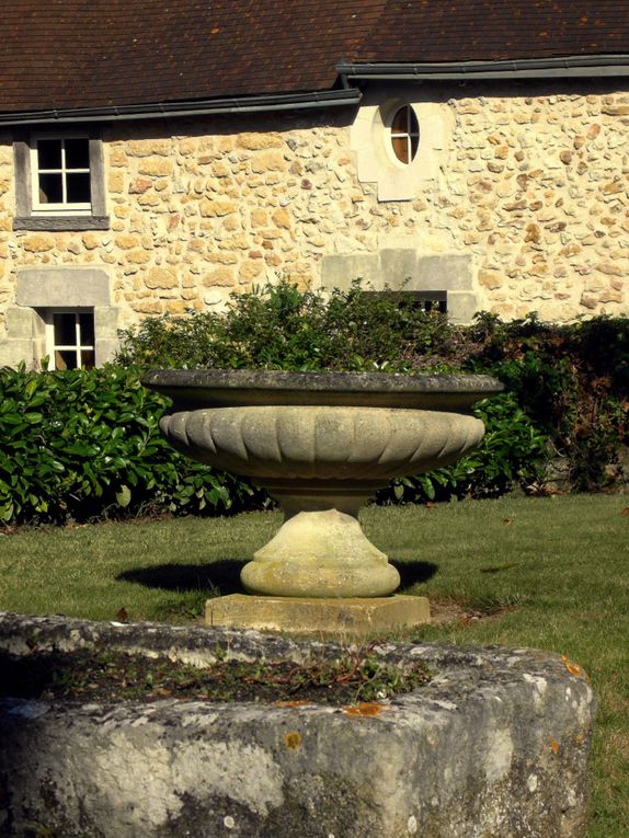 Construit sur les fondations d'une place forte du XIIe siècle de laquelle subsistent une tour cylindrique et une partie des douves à sec, le château de Saché est un beau manoir de la Renaissance française.