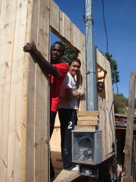 Fim de semana de construção na Favela de Campo da Paz em Guarulhos.

WE de construction dans la Favela Campo da Paz à Guarulhos;.