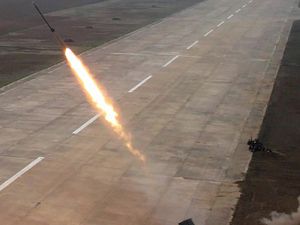 A gauche, décollage d'un avion de chasse sud-coréen dans le cadre d'exercices conjoints avec les Etats-Unis le 23 février 2024. A droite, tir de lance-roquettes multiples par la Corée du Nord le 26 avril 2024.