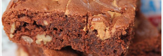 Brownie au chocolat, beurre de cacahuètes (dakatine) & noix de pecan.