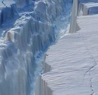 Une vaste fissure inusitée en Antarctique (la fissure fait 70 miles de long) 