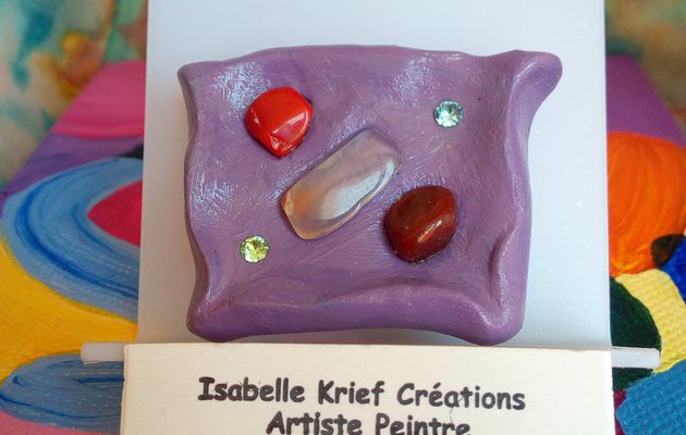 par artiste peintre sculpteure,broche rectangle ceramique incrustée de pierre de lune cornaline corail et cristal autrichien,fermoir epingle,cadeau fete noel anniversaire,fait mains en france,rouge vert violet marron bleu