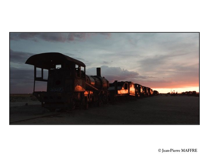 La rouille des trains abandonnées de l’entrepôt ferroviaire d’Uyuni resplendit sous la lumière du coucher du soleil.