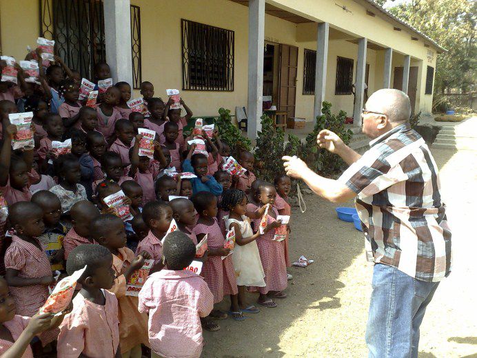 Distribution des bonbons du conteneur reçu en 2011 grâce aux efforts de Franziska et Leo Strauch d'Allemagne. Le nom de photo indique en même temps le lieu de la paroisse. C'est juste quelques exemples, car tous les diocèses du Togo et quelques p