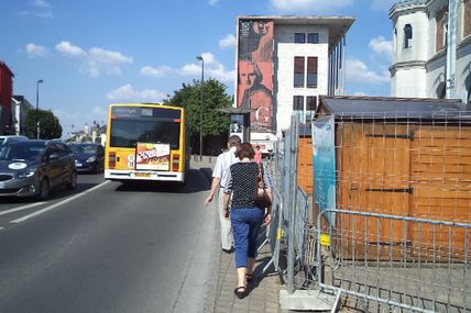 Le trottoir, devant la salle de spectacle "la Halle aux Grains" de Blois, a été privatisé au détriment des piétons !  