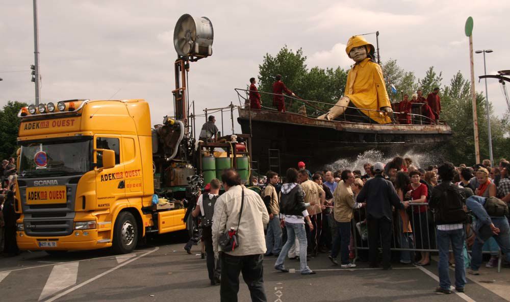 La petite géante du Titanic et le scaphandrier - Nantes 2009 Royal de Luxe - Journee 2 
