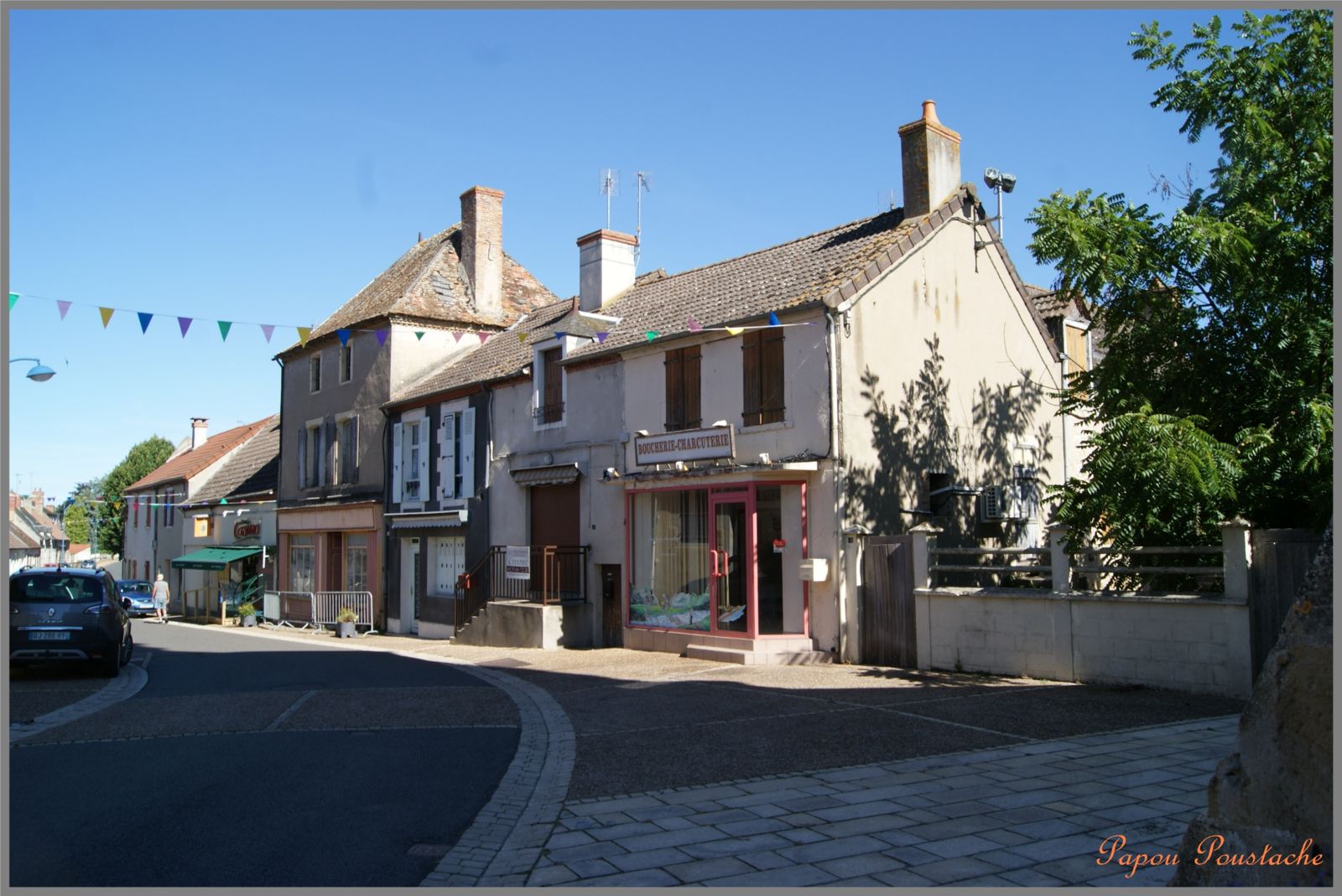 Au Nord du département, Le Veurdre, commune rurale de 508 habitants, sur la région Auvergne-Rhône-Alpes, se trouve à la frontière des régions « Centre » et « Bourgogne Franche Comté ».  Depuis la préhistoire, Le Veurdre a un rôle de passage. On y retrouve la trace de 3 voies romaines. De ce village fortifié au Moyen Age, subsistent deux tours. Un patrimoine archéologique est exposé en mairie.  Sa position au bord de la rivière Allier, dernière rivière sauvage d’Europe, lui a procuré une activité fluviale importante du 15ème au 19ème siècle (2ème port du département). Les chantiers navals de l’époque avaient fait prospérer le village. La Maison de la Batellerie, propriété de la Chavannée d’Montbel, vous propose un patrimoine extraordinaire dédié à la navigation fluviale dans un bâtiment admirablement restauré.