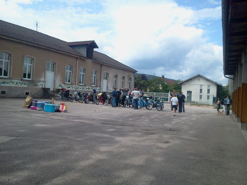 Pause repas à Granges-sur-Vologne dans une école . Merci à Alexis et Marie-Alix pour votre collaboration à notre sympathique aventure . Merci à la communauté de communes et à la mairie de Granges pour le prêt de la cour. 