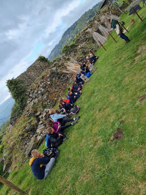 Classe de découvertes : JOUR 4 : en route pour le Château de Murol et lac Pavin