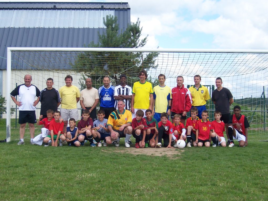 Traditionnel match de fin de saison entre les joueurs et les éducateurs et parents.
Victoire des éducateurs et parents.