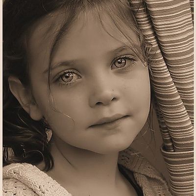 Enfant en noir et blanc