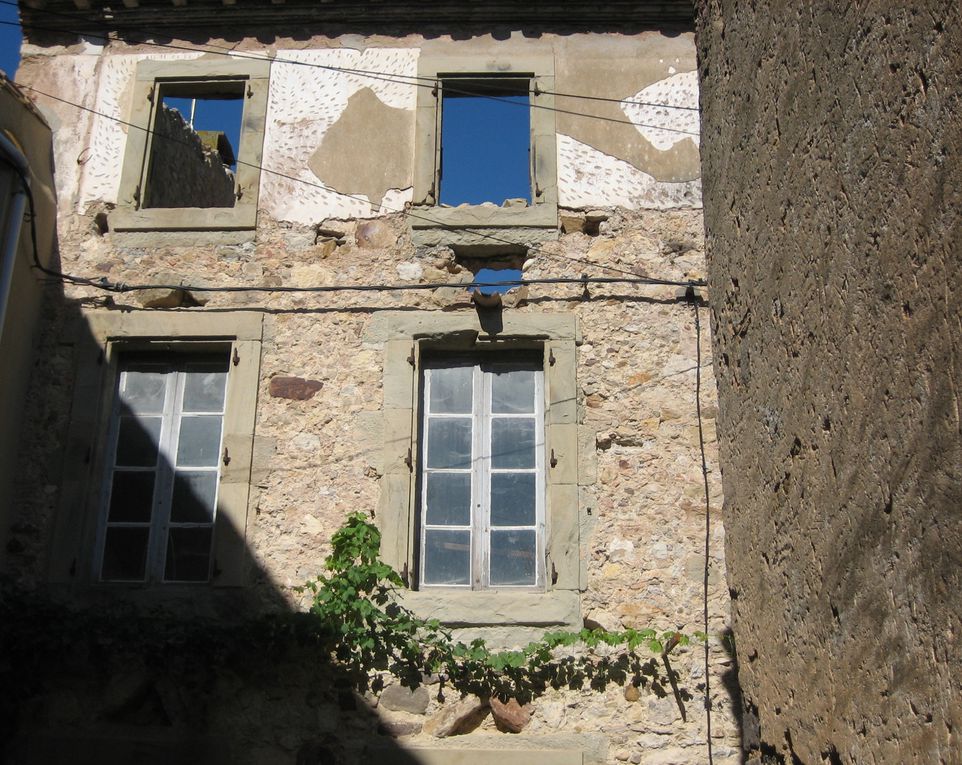 Promenade dans les rues et ruelles de ce village des Corbières. Couleurs et ambiances.