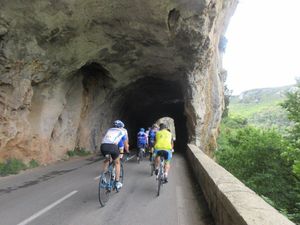 On prend la route des Gorges qui sur les premiers km suit au plus près la belle rivière et ses canoéistes, passages dans les tunnels !