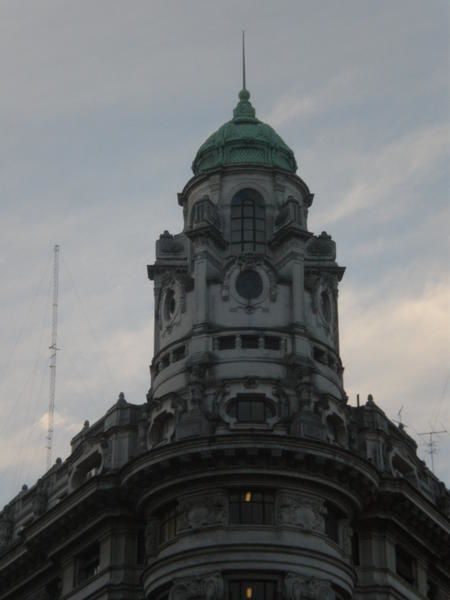 Buenos Aires : un peu Paris, un peu l'Italie, le tout dans la lumière, l'effervescence et la démesure sudaméricaines. De San Telmo à La Boca, de Puerto Madero à La Recoleta... sur un rythme de "dos por cuatro", "La Reina de la Plata" offre sa po