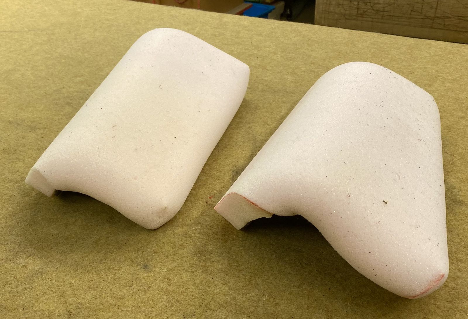 Réfection totale garnitures mousse manchettes d'accotoir lounge Eames n° 670