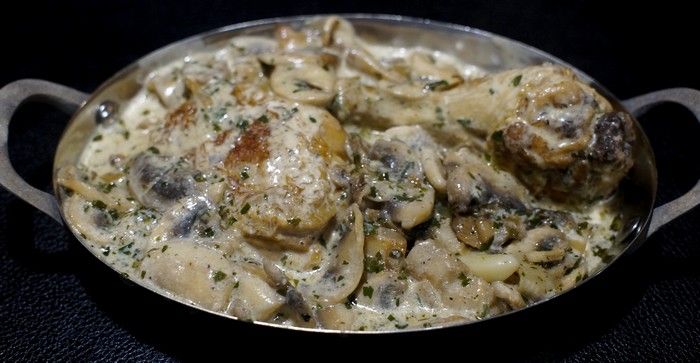Présentation du poulet à la crème et aux champignons.