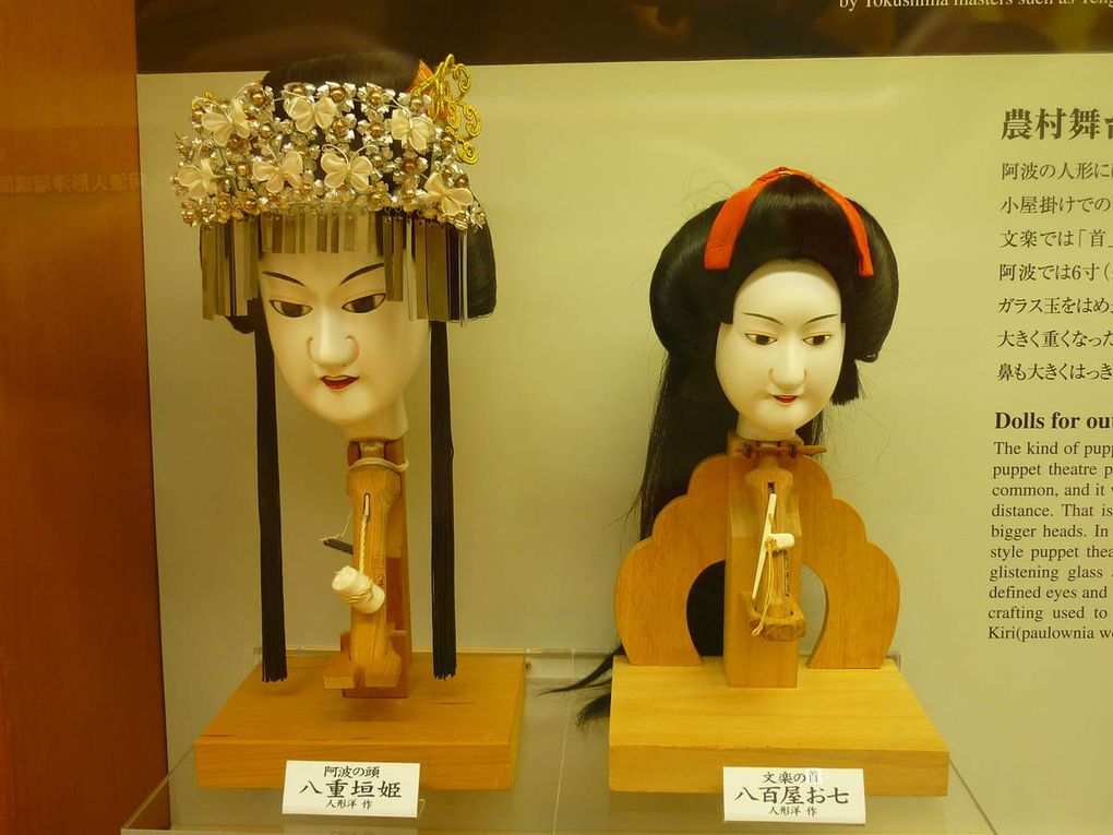 le théâtre tout en bois, répétitions, et le musée qui présente des marionnettes d'awa Ningyo
