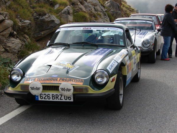 Cette fois, ce sont les deux TVR du team qui ont été engagées au célèbre rallye historique ! Le passage du col de la Bonette sous la neige restera un grand souvenir.