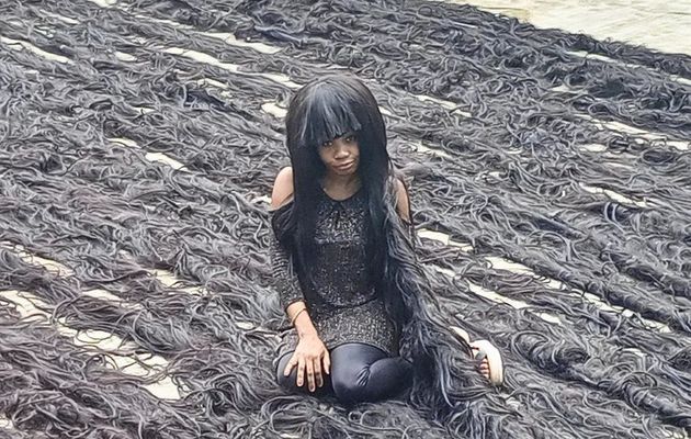 Une Nigériane établit le record du monde Guinness de la plus longue perruque faite à la main