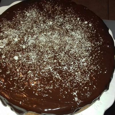 Gâteau à la noix de coco, pépites de chocolat et ganache chocolat