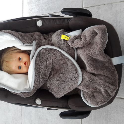 Sieges Auto En Hiver Les Dangers De Garder Son Manteau Securange Le Blog Test Et Actu