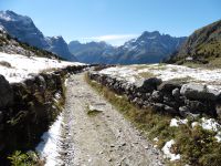 Sous l'aiguille de la Vanoise un sentier bordé d'un muret débouche sur le refuge des Barmettes.