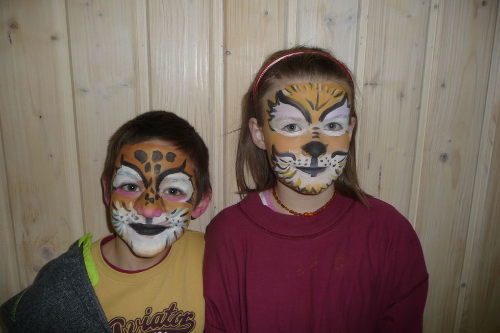 Atelier "MAQUILLAGE" : les grands et petits se sont trouvés "un don de maquillage sur visage"... mais les grands étaient aussi contents que les petits :)