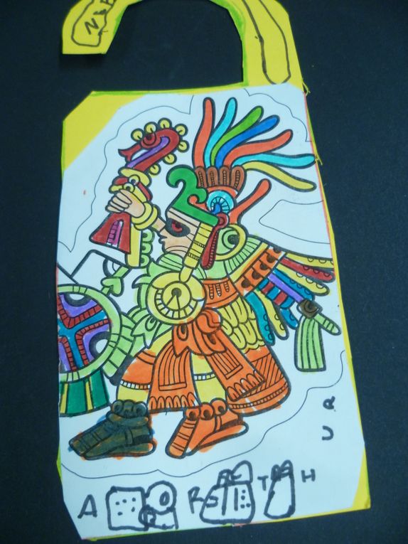 cycle 3: jeux de société autour de la carte d'une cité précolombienne, enigmes et défis pour découvrir des trésors, créations autour des incas et des mayas,création d'une mini boite en origami et de bagdes prénomes avec une lettre moquette, galets décorés de ses initiales en signes mayas