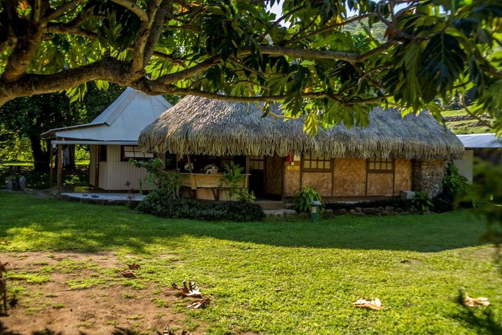 Les autres bungalows dans le jardin  (il y en a deux immédiatement en bord de mer)