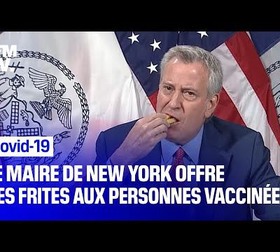 PATHETIQUE : #USA -  Le maire de New York mange des frites et un hamburger en pleine conférence de presse pour annoncer qu’il va en offrir aux personnes vaccinées contre le #Covid… + en #FRANCE un supermarché propose des bons d'achat pour encourager la vaccination contre le #Covid-19
