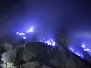 Dans le cratère du Kawah Ijen, de nuit. Java.