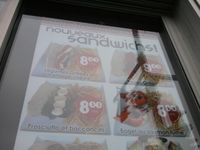 Sur des vitrines.