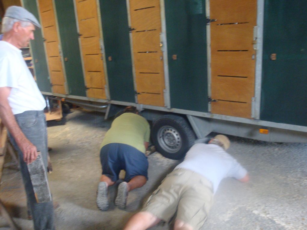 Un peu de rangement dans le local 
Tous les colmbophiles du pigeon jarnacais sont là. Il faut faire de la place pour rentrer la remorque et le camion  .   dure!dure! beaucoup de questions se sont posées  pour loger les vehicules.....

Une fois tout