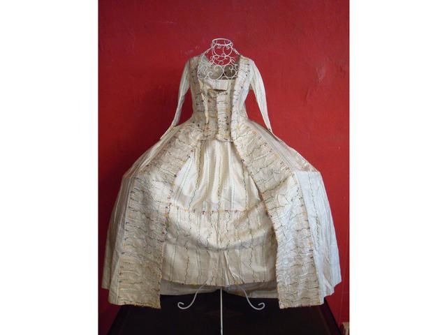 Vente aux enchères au Puy en Velay d'une magnifique collection de vêtements du XVIIIe siècle aux années 1930.