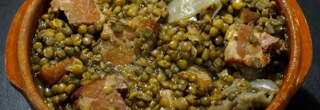 Lentilles à la poitrine de porc fumée