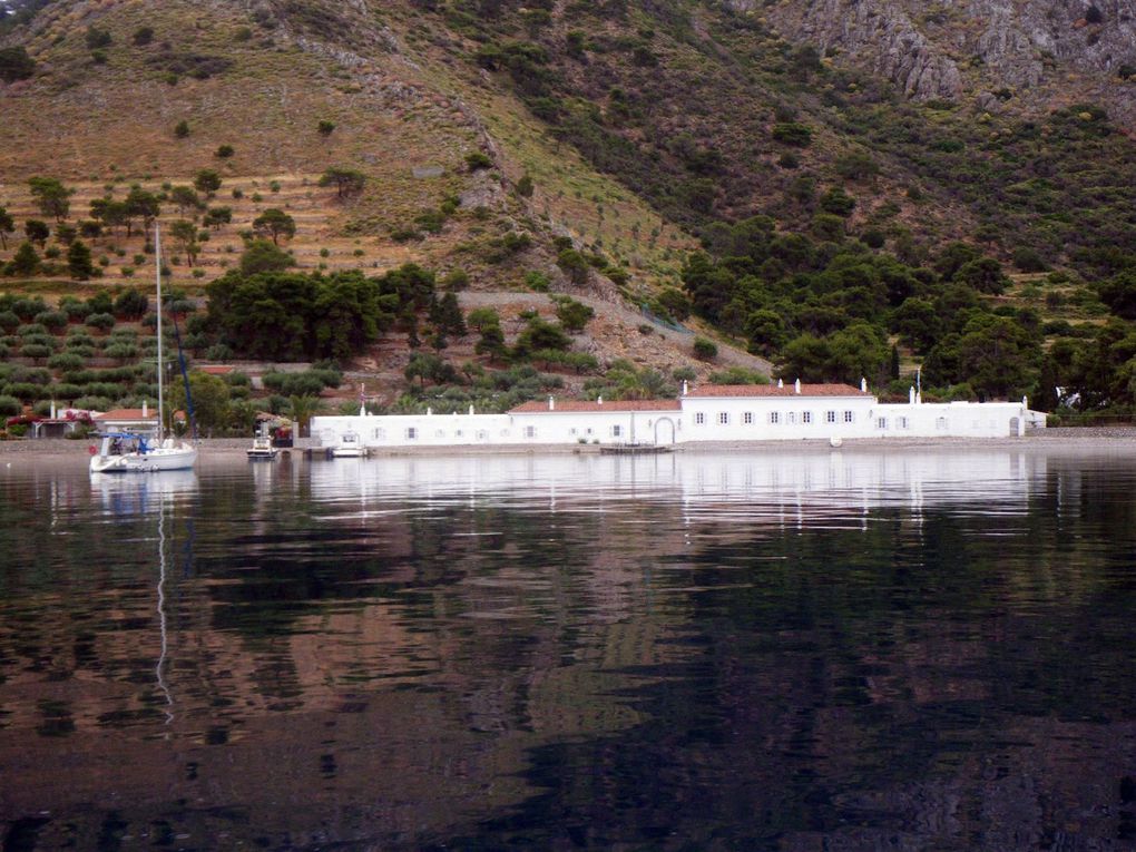 Pétole noire pour notre escale sur l'ile d'Hydra, avant de rejoindre le Péloponnèse au niveau de la belle ville fortifiée de Monemvasia, où nous attend une rencontre magique au mouillage ! Dire que certains vont risquer leur vie en kayak à Mayotte pour approcher des tortues...