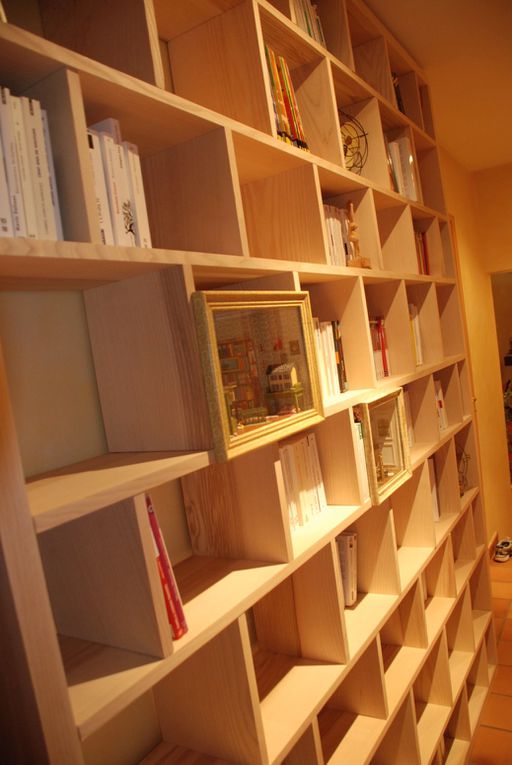 Bibliothèques en bois massif et étagère, résolument modernes.