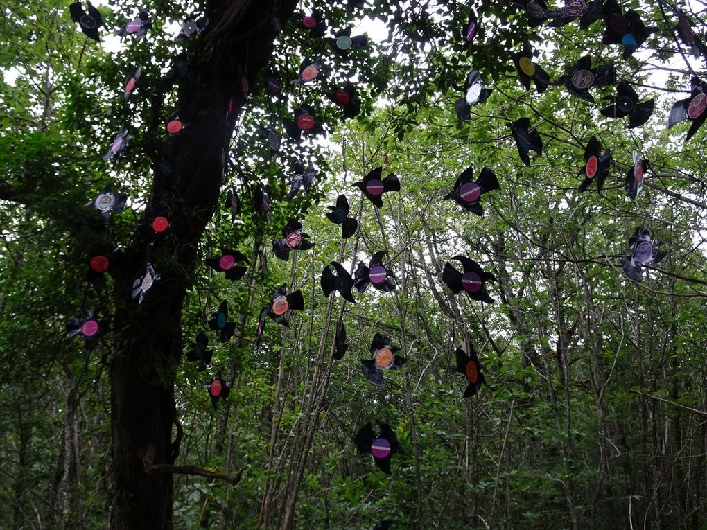 33T découpés, déformés, percés, suspendus aux branches d'un arbre, tournoyant dans le vent. Sur ce site, la terre est rouge, d'où le nom du lieu-dit "Grave Rouge".