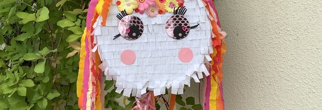 Pinata : une jolie tête de licorne aux couleurs rouge jaune rose orange