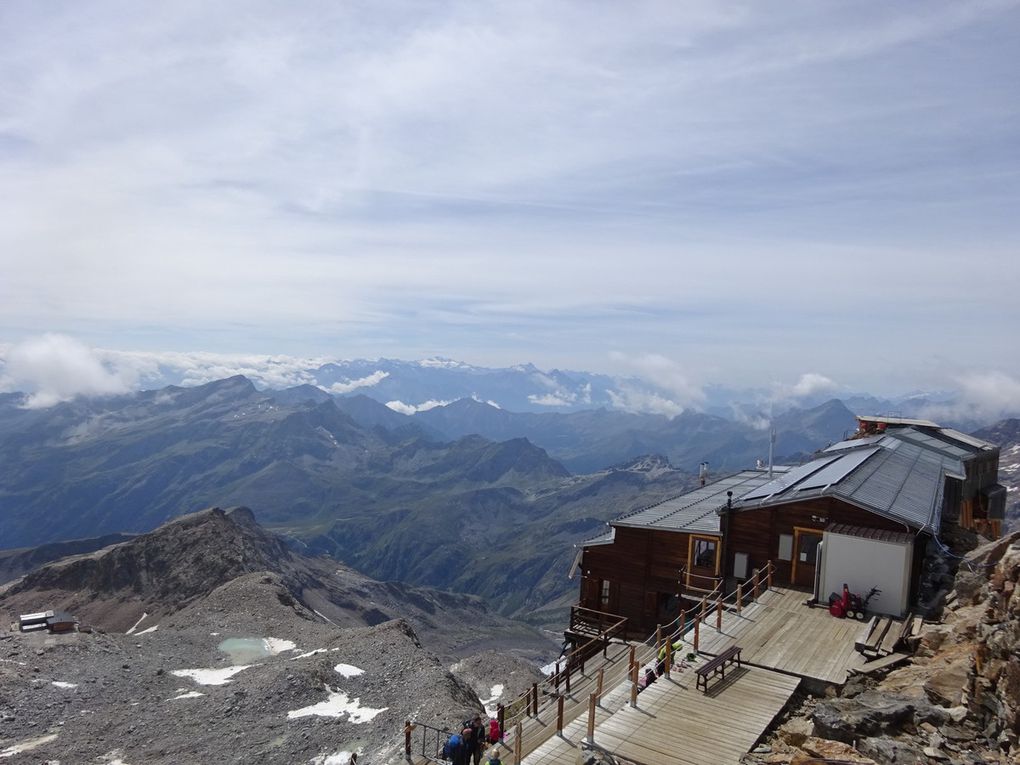 Refuge Gnifetti (3647 m) et vues depuis ce refuge