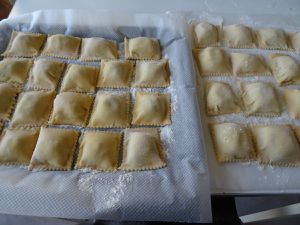 A l'aide d'une roulette à pâtisserie découpez vos raviolis pour leurs donner une jolie forme carré. Les placer sur du papier sulfurisé fariné.