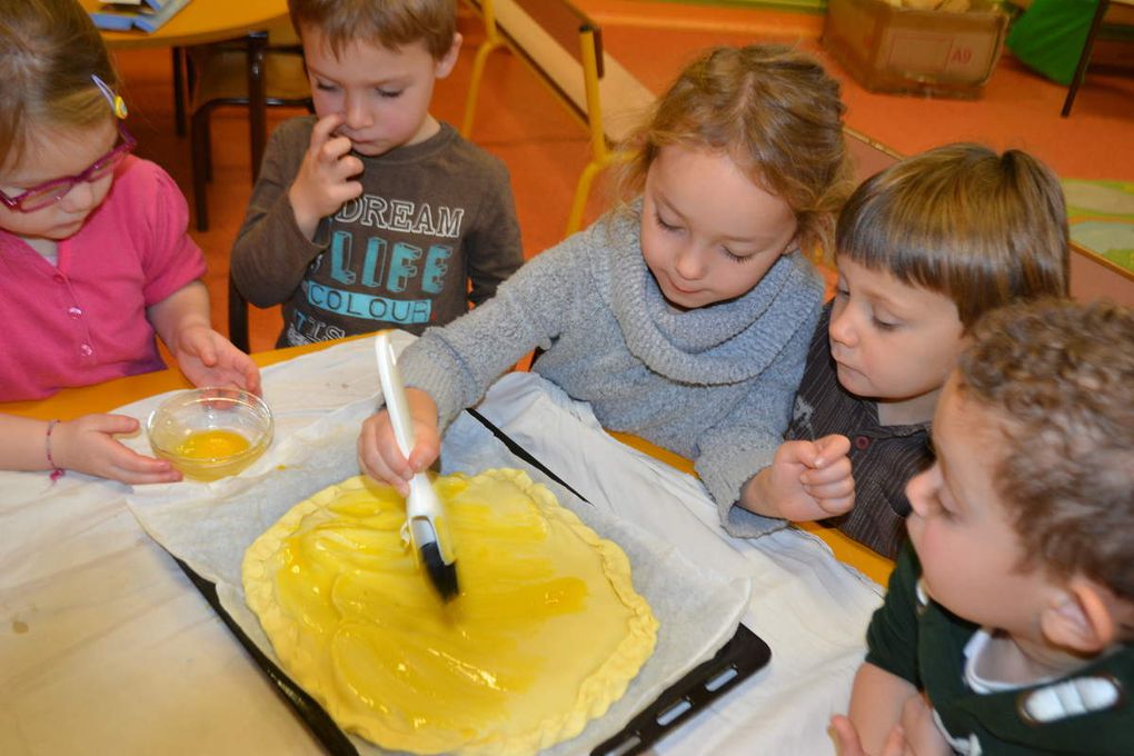 Trop drôle : on a peint les galettes avec du jaune d'oeuf !! et on a fait des traces sans appuyer avec une fourchette !