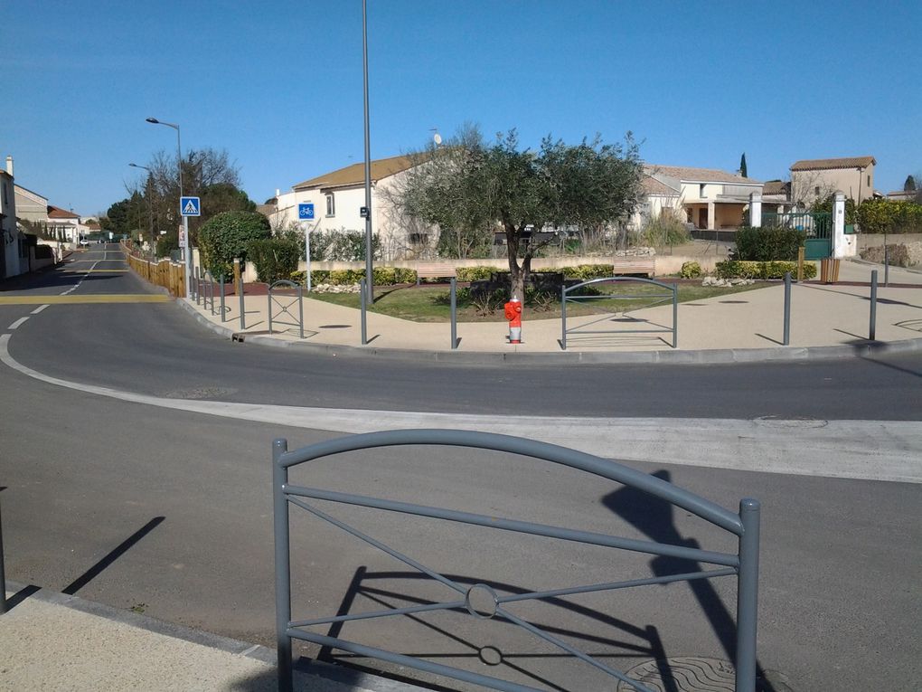 Entretien des chemins - Une avenue haut de gamme - Des trottoirs bas de gamme ou absents - La Promenade déserte un dimanche après midi symbole d'un village qui se meurt - Carrefour dangereux