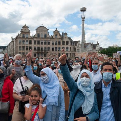 "Et si on portait plainte contre les religieux qui disent aux femmes comment s’habiller ?"