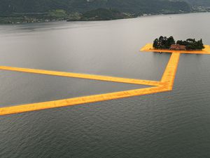 L'artiste Christo emballe le lac d'Iseo en Italie