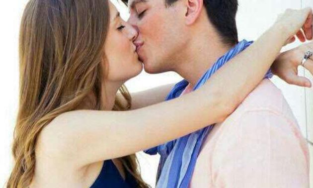 Est-il essentiel de dire à votre partenaire que vous avez embrassé quelqu'un d'autre pendant une relation?