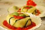 Courgettes au chèvre frais en Charlotte, coulis de poivron rouge au basilic