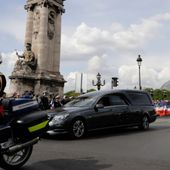 Affluence record sur le pont Alexandre III pour l'hommage à Marc Laycuras