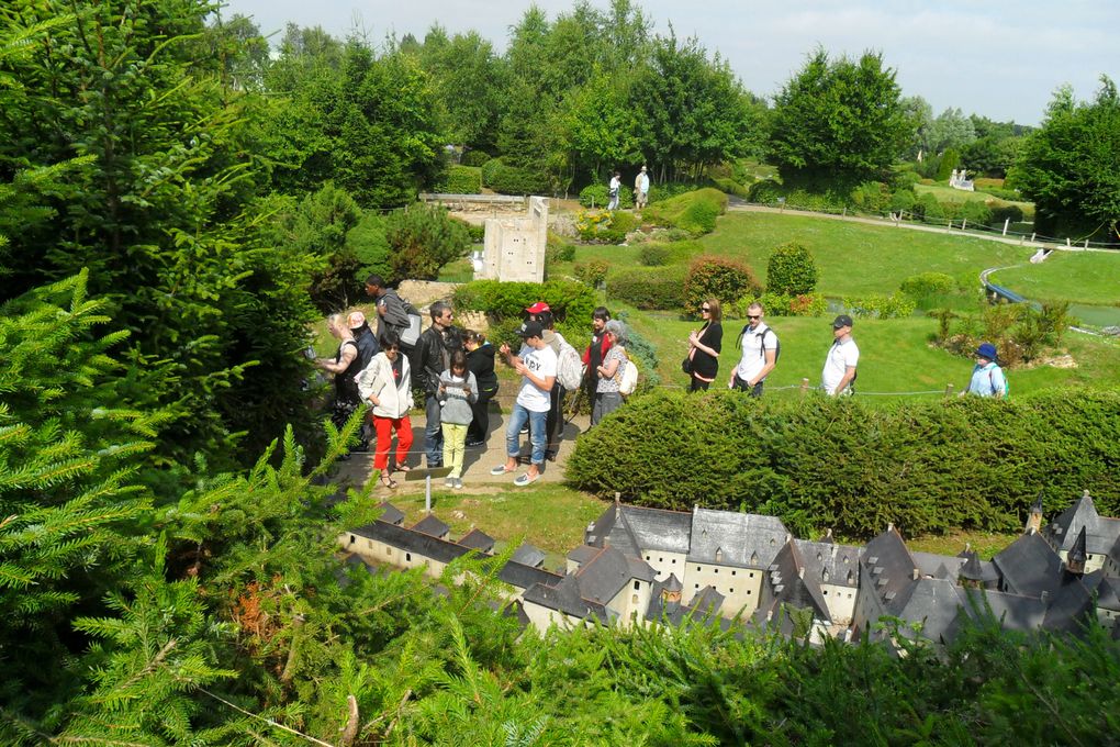 cette année, le groupe du citl le castel est parti visiter France miniature dans les Yvelines. les adultes ont apprécié ce cadre mêlant découvertes de monuments et plaisirs des attractions.